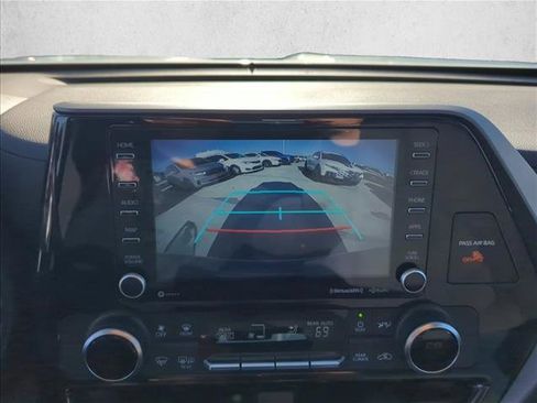 Used 2022 Toyota Highlander LE image 17