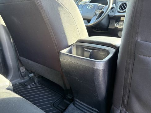 Used 2022 Toyota Tacoma TRD Off-Road AWD/4WD image 31