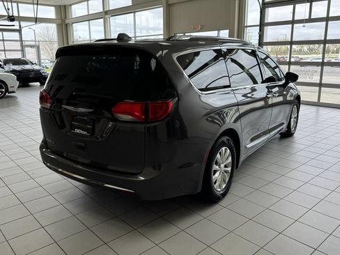 Used 2018 Chrysler Pacifica Touring-L FWD image 8