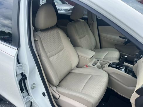 Used 2020 Nissan Rogue SV w/ Premium Package FWD image 9
