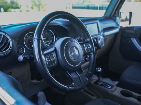 Used 2017 Jeep Wrangler Unlimited Sahara w/ Connectivity Group image 5