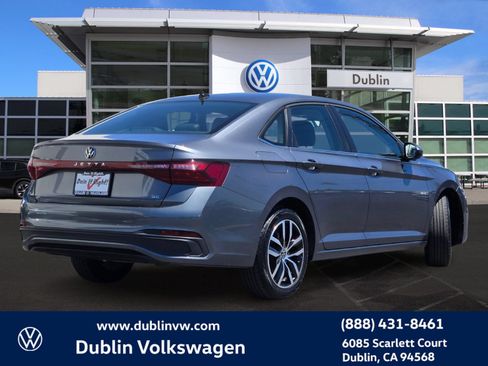 Certified 2025 Volkswagen Jetta SE FWD image 4