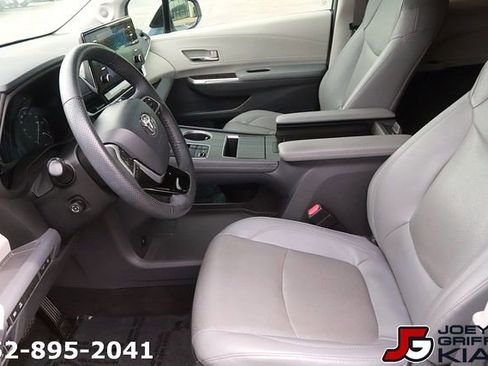 Used 2022 Toyota Sienna Limited FWD image 14