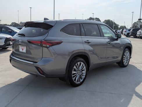 Certified 2026 Toyota Highlander Platinum AWD/4WD image 5