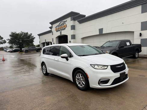 Used 2023 Chrysler Pacifica Touring-L FWD image 39