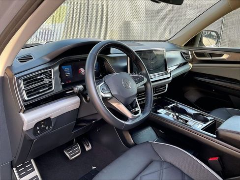 Used 2024 Volkswagen Atlas Peak Edition SE AWD/4WD image 8