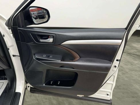 Used 2017 Toyota Highlander XLE image 18