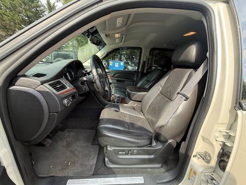 Used 2010 Cadillac Escalade 2WD image 8