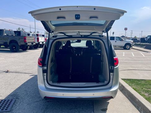 Used 2024 Chrysler Pacifica Touring-L image 15