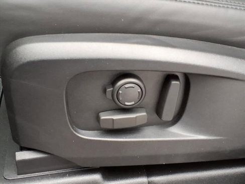 New 2026 Land Rover Defender 110 X-Dynamic SE image 12