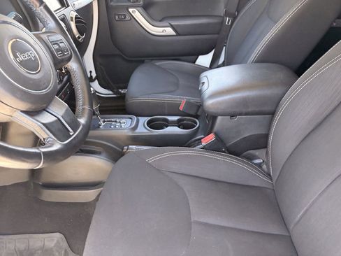 Used 2018 Jeep Wrangler Unlimited Sahara w/ Connectivity Group AWD/4WD image 16