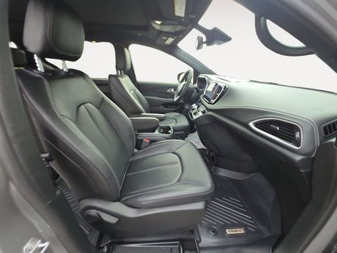 Used 2025 Chrysler Pacifica Select AWD/4WD image 15