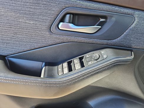 Used 2023 Nissan Rogue SV image 5