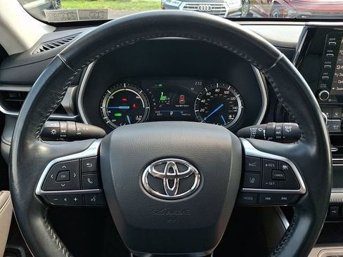 Used 2021 Toyota Highlander XLE AWD/4WD image 19