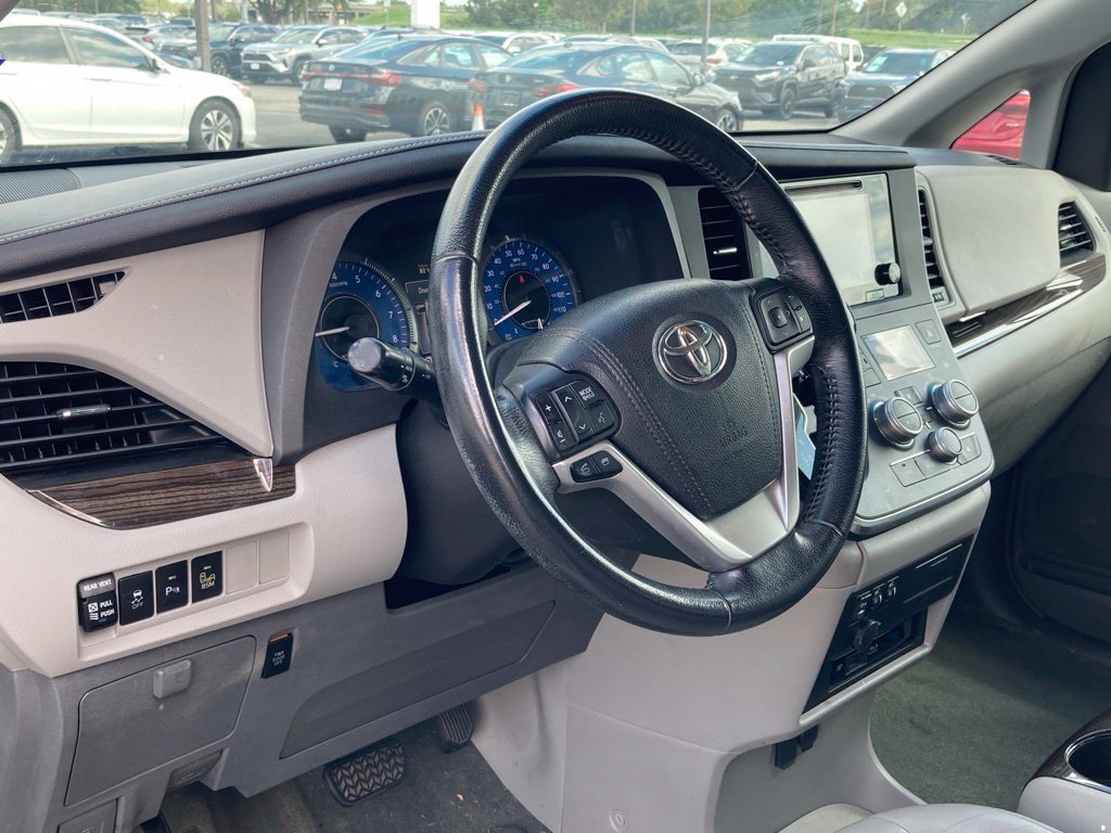Used 2015 Toyota Sienna XLE Premium FWD image 7