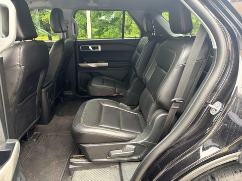 Used 2023 Ford Explorer XLT w/ Equipment Group 202A AWD/4WD image 18