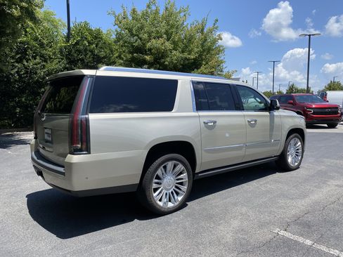 Used 2017 Cadillac Escalade ESV Platinum AWD/4WD image 9