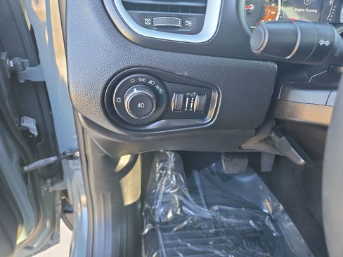 Used 2018 Jeep Renegade Latitude image 18