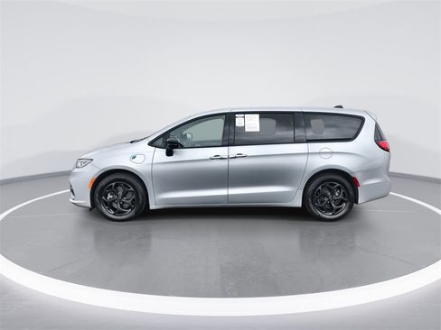 Used 2023 Chrysler Pacifica Limited w/ S Appearance Package image 5