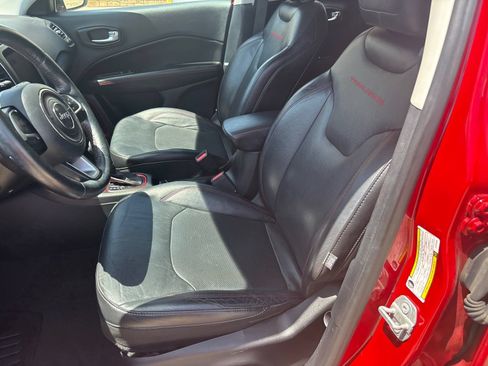 Used 2018 Jeep Compass Trailhawk w/ Leather Interior Group AWD/4WD image 3