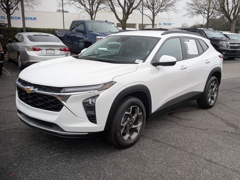 Certified 2025 Chevrolet Trax LT w/ LT Convenience Package image 5