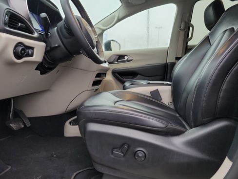 Used 2023 Chrysler Pacifica Touring-L FWD image 16