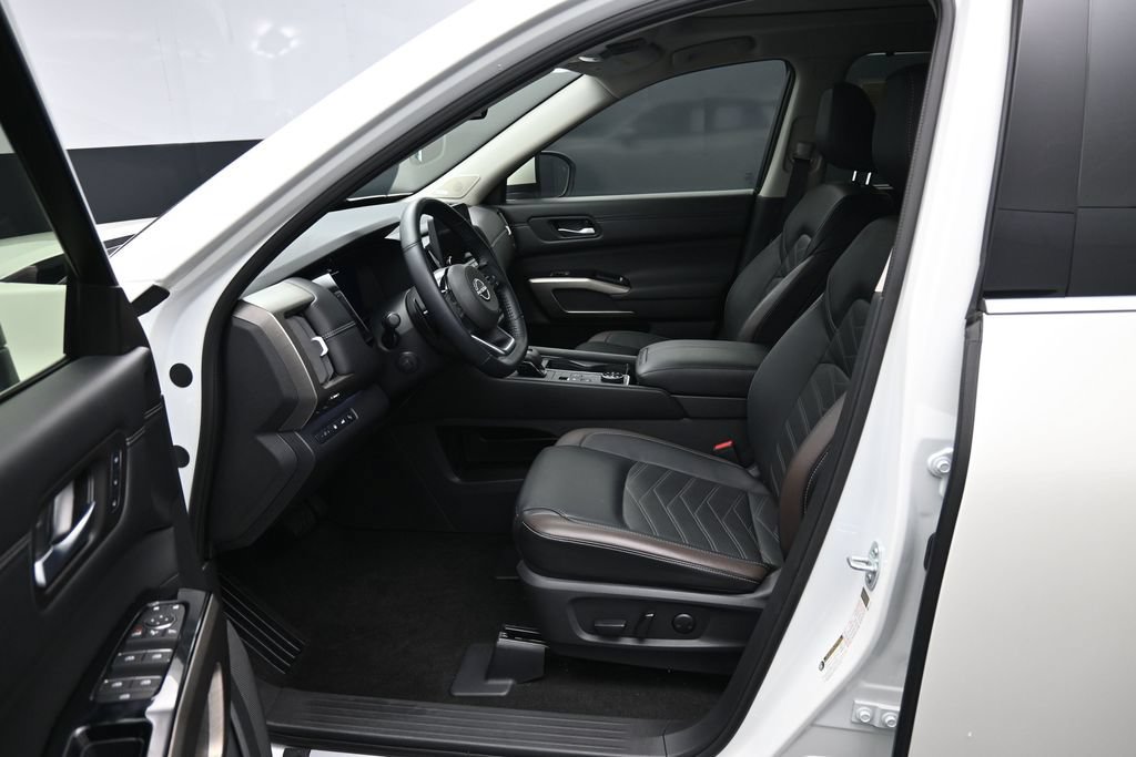 Used 2024 Nissan Pathfinder Platinum w/ Cargo Package AWD/4WD image 9
