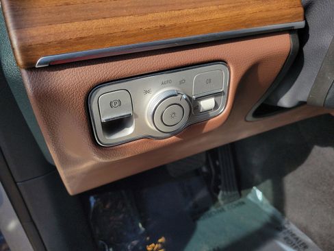 Used 2025 Mercedes-Benz GLE 450e 4MATIC image 27