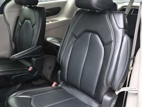 Used 2024 Chrysler Pacifica Touring-L FWD image 29