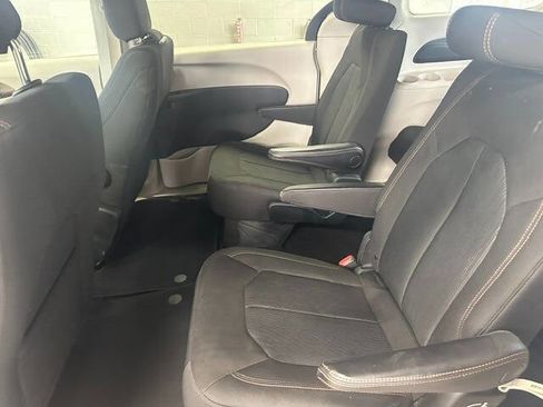 Used 2017 Chrysler Pacifica LX FWD image 12