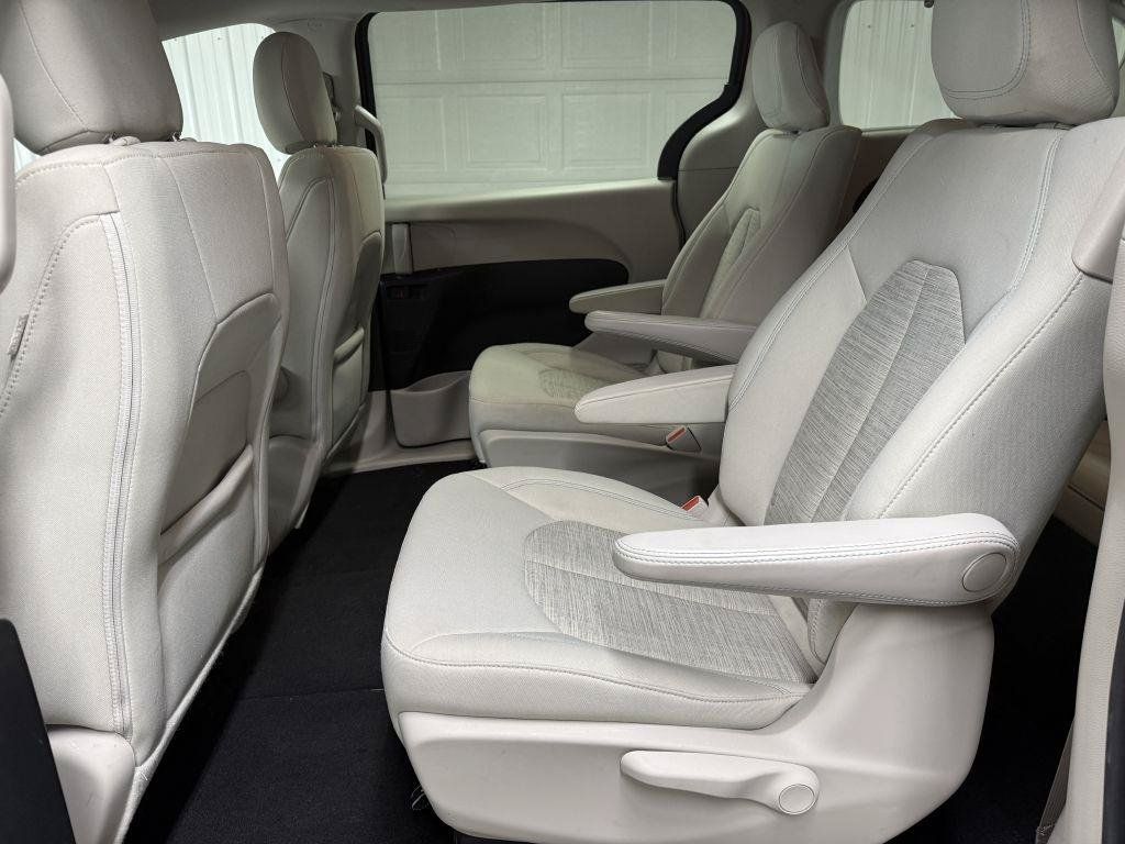 Used 2018 Chrysler Pacifica Touring Plus FWD image 24