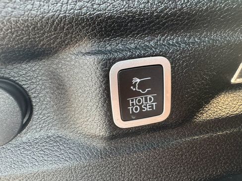 Used 2023 Jeep Grand Cherokee L Laredo image 14