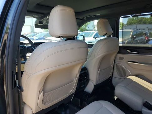 Used 2023 Jeep Grand Cherokee L Limited w/ Luxury Tech Group II AWD/4WD image 12