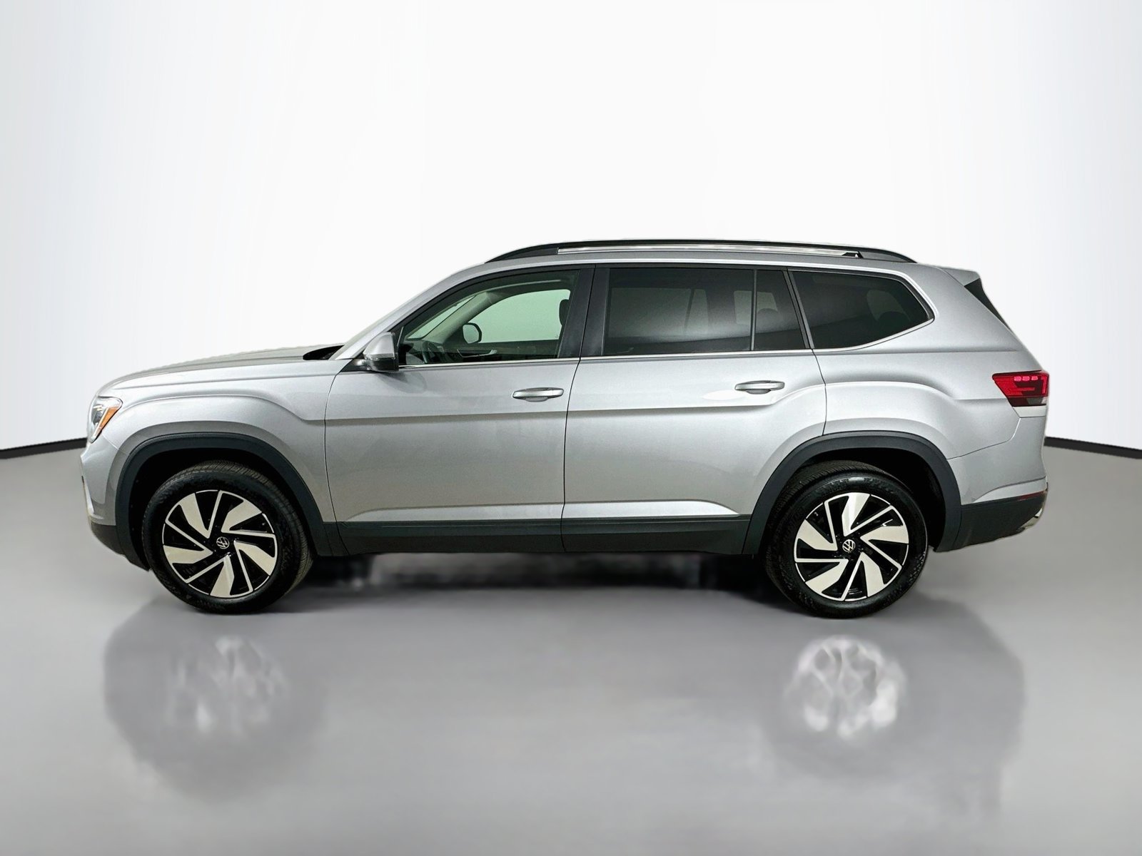 Used 2025 Volkswagen Atlas SE AWD/4WD image 8