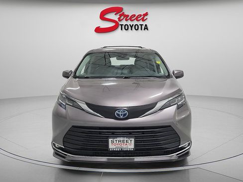 Certified 2021 Toyota Sienna XLE image 6