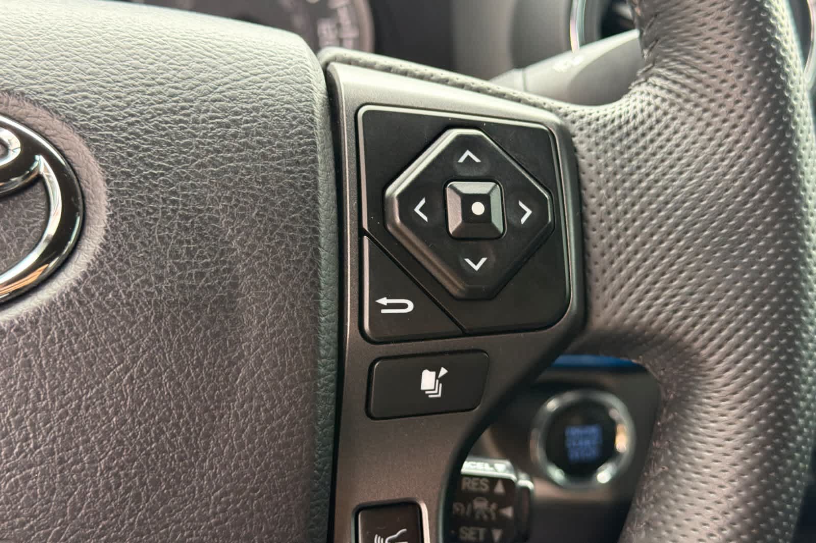 Used 2022 Toyota Tacoma TRD Off-Road AWD/4WD image 25