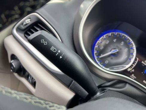 Used 2023 Chrysler Pacifica Touring-L FWD image 34