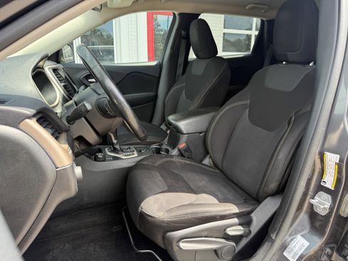 Used 2015 Jeep Cherokee Latitude w/ Cold Weather Group AWD/4WD image 13
