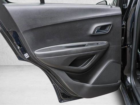 Used 2019 Chevrolet Trax LT w/ LT Convenience Package image 21