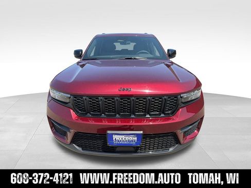 Used 2025 Jeep Grand Cherokee Altitude AWD/4WD image 8