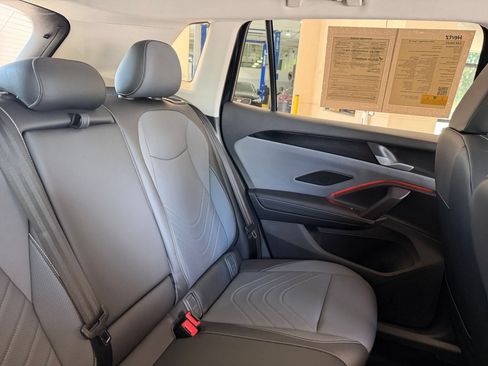 Used 2026 Volkswagen Tiguan SE FWD image 28