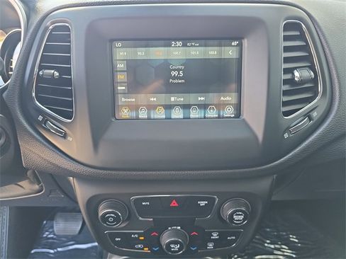 Used 2019 Jeep Compass Latitude image 19