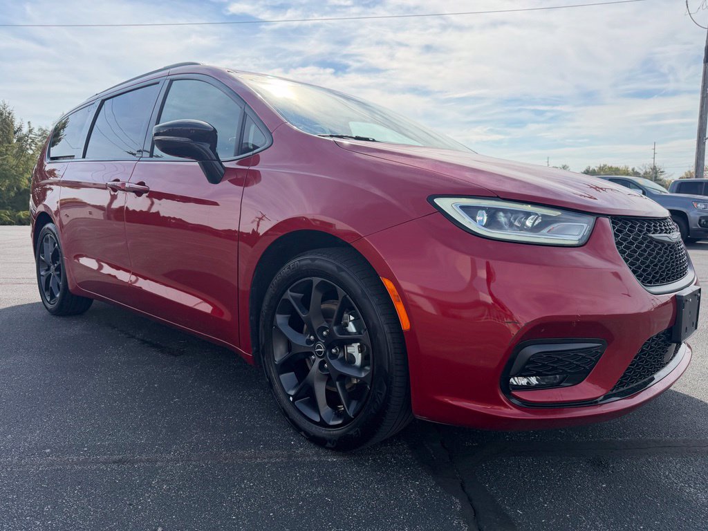 Used 2025 Chrysler Pacifica Limited FWD image 3