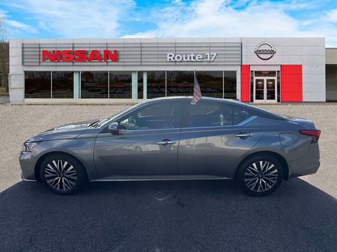 Used 2023 Nissan Altima 2.5 SV w/ SV Premium Package image 6