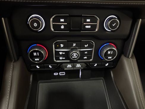 Used 2023 Chevrolet Suburban Z71 w/ Luxury Package image 22