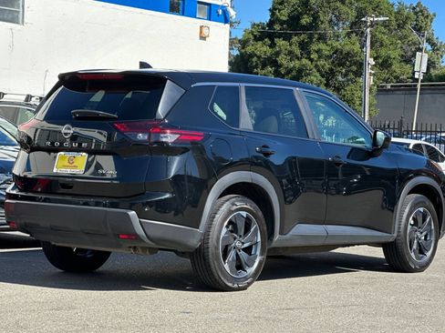 Used 2024 Nissan Rogue SV AWD/4WD image 5