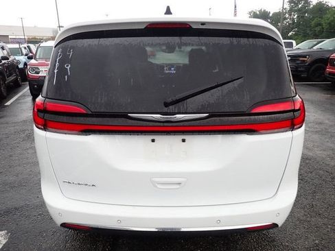 Used 2023 Chrysler Pacifica Touring-L FWD image 5