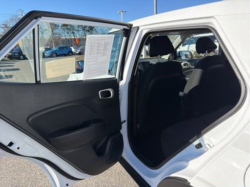 Certified 2025 Hyundai Venue SE image 29