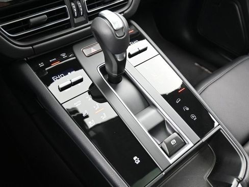 Certified 2026 Porsche Macan AWD/4WD image 22