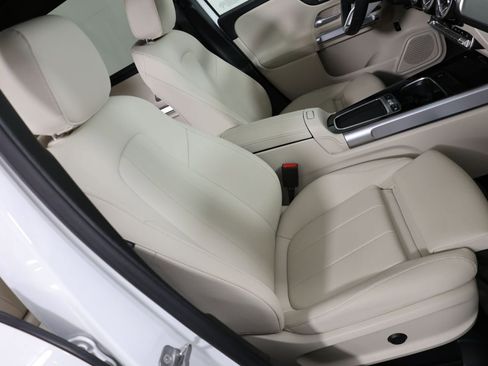 Used 2025 Mercedes-Benz GLB 250 4MATIC image 29